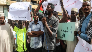 Photo of سودانيون: سنحمل السلاح إذا فتحت سفارة إسرائيلية بالسودان (فيديو)